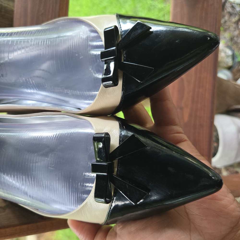 Tahari Kami Cream And Black Patent Leather Spectator Low Block Heel Pump - Picture 7 of 16